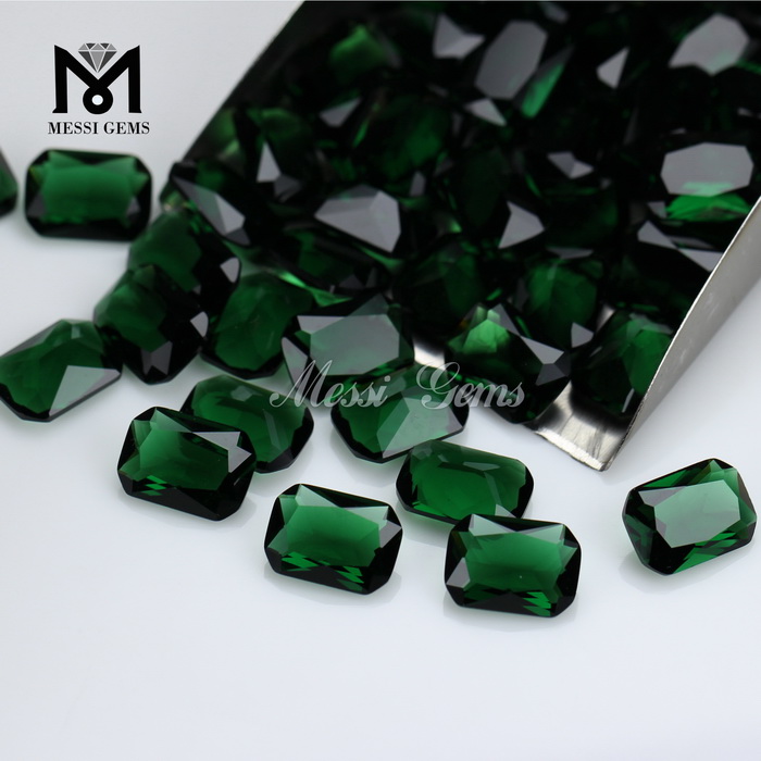 il laboratorio di colore verde sciolto ha creato una gemma di pietra preziosa di vetro