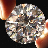 Modo comune per distinguere moissanite e diamante naturale