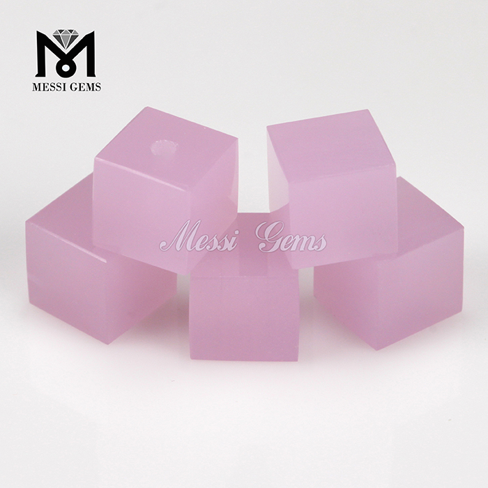 Pietra di vetro di colore rosa a forma di cubo