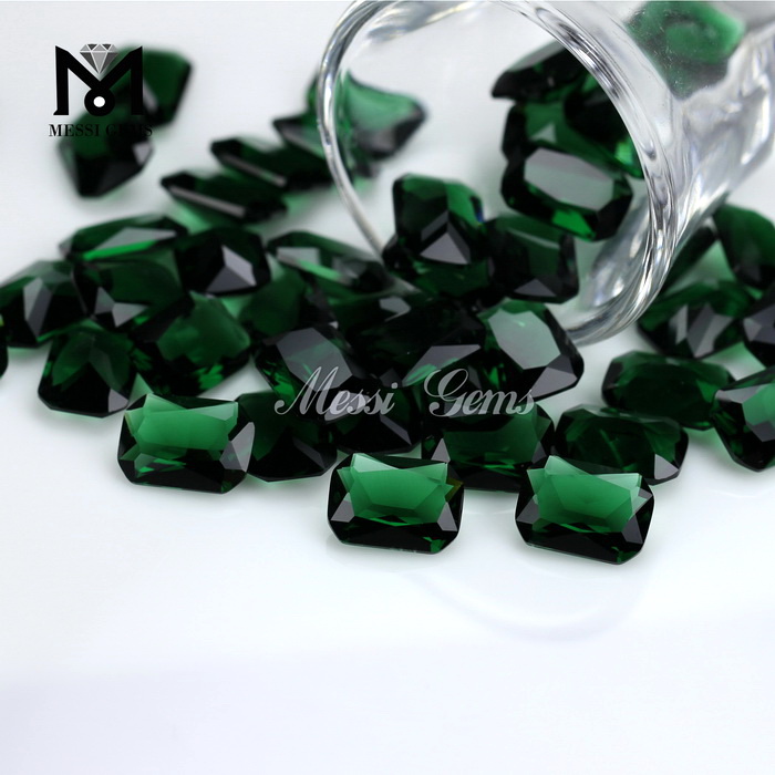 il laboratorio di colore verde sciolto ha creato una gemma di pietra preziosa di vetro