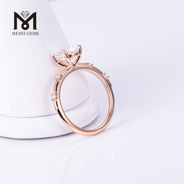 Anello con diamante ovale in oro rosa 2 carati con diamante da laboratorio in vendita