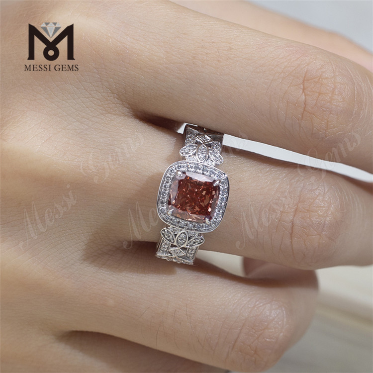 anello in oro bianco con diamante a cuscino
