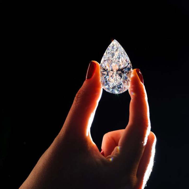 Qual è la differenza tra moissanite, diamanti, CZ e altre gemme?
