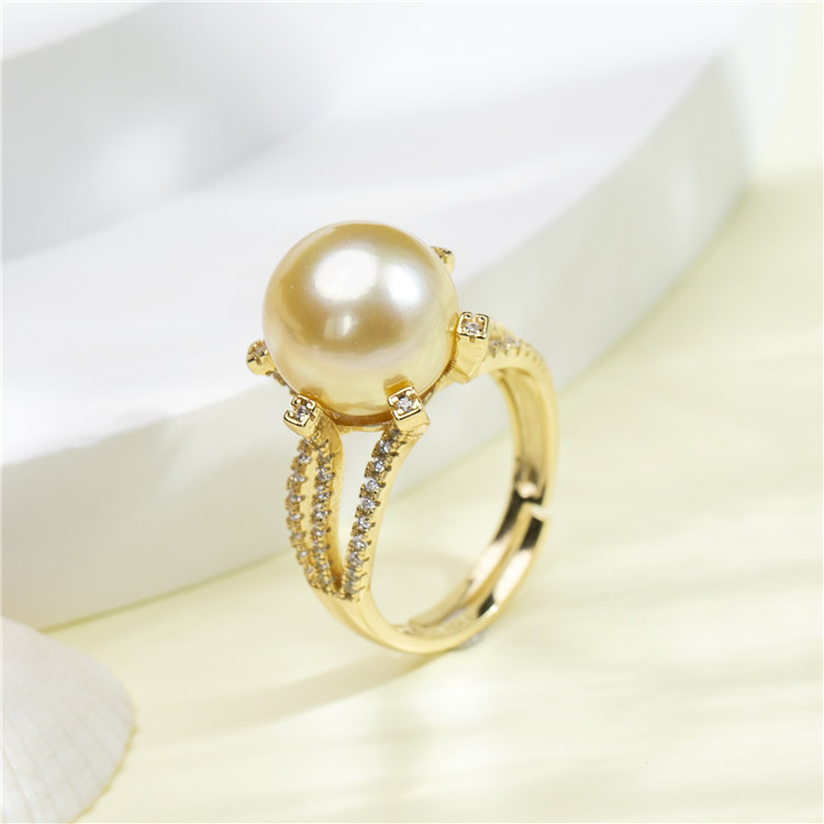 Anello con perle finte 