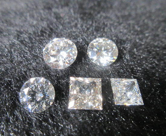 La differenza tra diamanti coltivati ​​in laboratorio e diamanti moissanite
