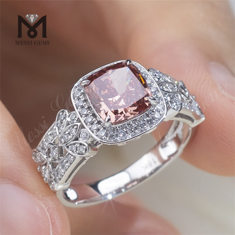 anello con diamante taglio brillante a cuscino