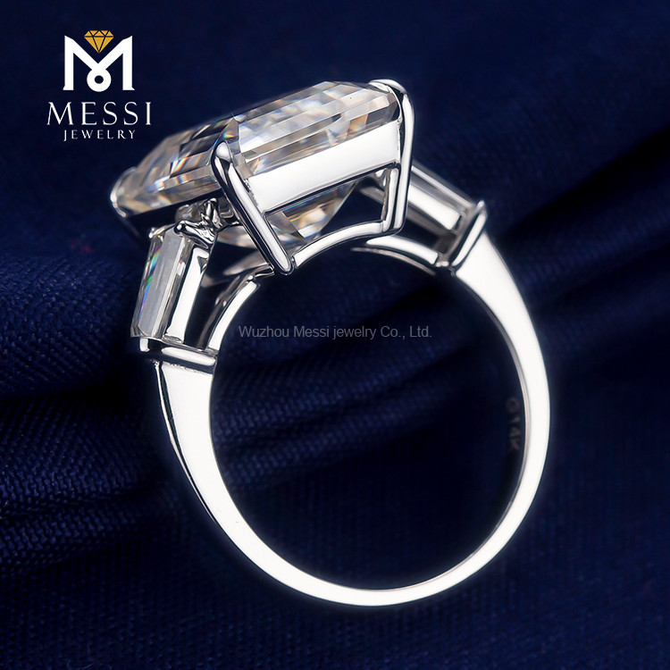 anello di fidanzamento con tre diamanti in pietra