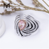Il fascino dell\'anello con diamante a forma di pera con diamante rosa coltivato in laboratorio da 2 carati