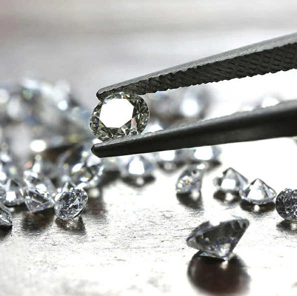 Come scegliere tra un diamante naturale da 50 punti e un diamante da laboratorio da 1ct? 