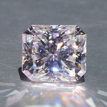 I diamanti moissanite sono un'alternativa ai diamanti e sono più scintillanti dei diamanti, ma vale la pena acquistarli?