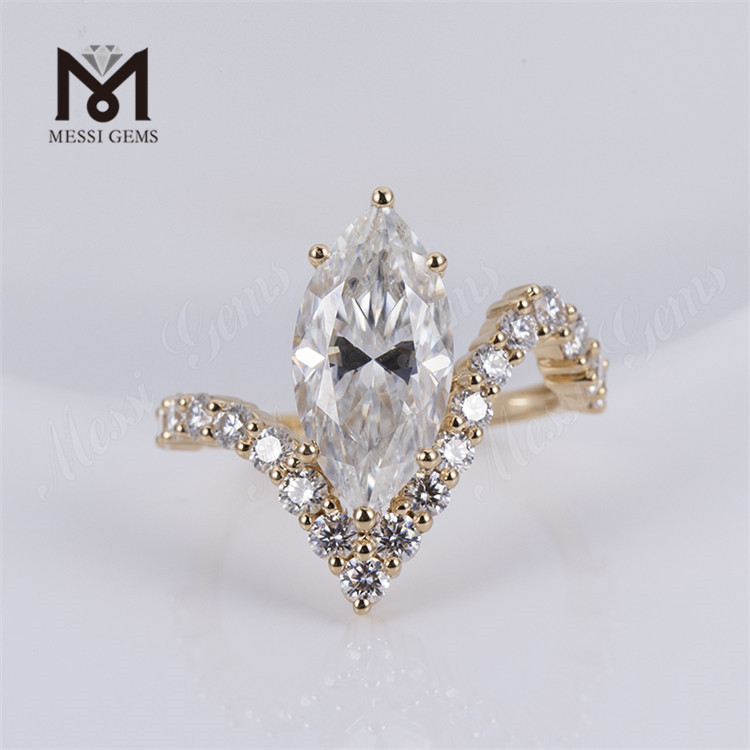 Svelando l\'anello di fidanzamento marquise con diamanti da laboratorio Timeless Beauty da 4 carati